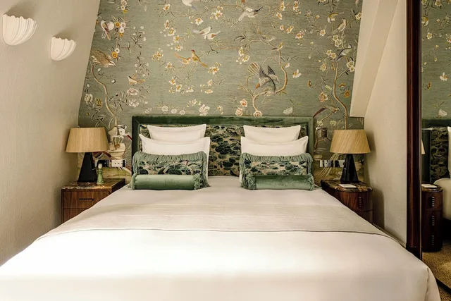 Pavilion, King Bed, Sofa, Saint James 2/2