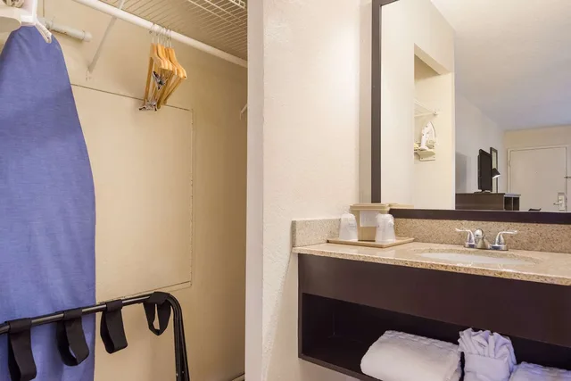 غرفة بسرير كينج لذوي الإعاقة، SureStay Hotel by Best Western St. Pete Clearwater Airport 5/7