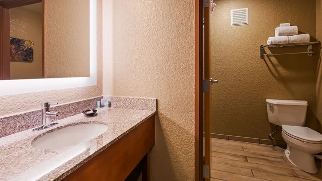 Room, 2 Queen Beds, Lake Side, Balcony، Best Western Harbour Pointe Lakefront 3/4