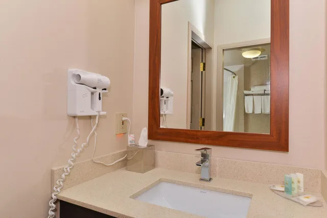 جناح بسرير كوين مع أريكة، Comfort Inn & Suites Calgary Airport - South 3/4