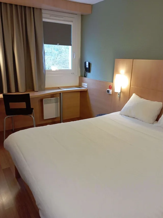 غرفة قياسية بسريرين منفصلين، Hotel Ibis Fourmies 1/8