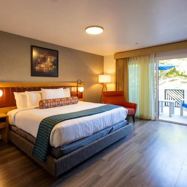 Deluxe, King Bed, The Village Inn 2/7