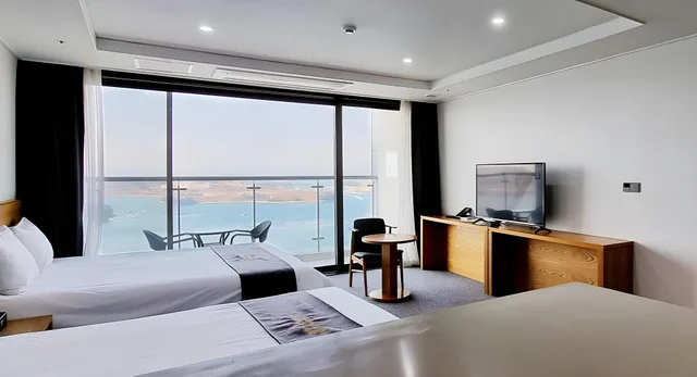غرفة عائلية بسريرين منفصلين بإطلالة على البحر، Ocean Hill Hotel Yeosu 1/1
