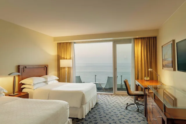 غرفة كلاسيكية بسريرين مزدوجين بإطلالة على البحر بشرفة، Sheraton Miramar Hotel and Convention center 3/7