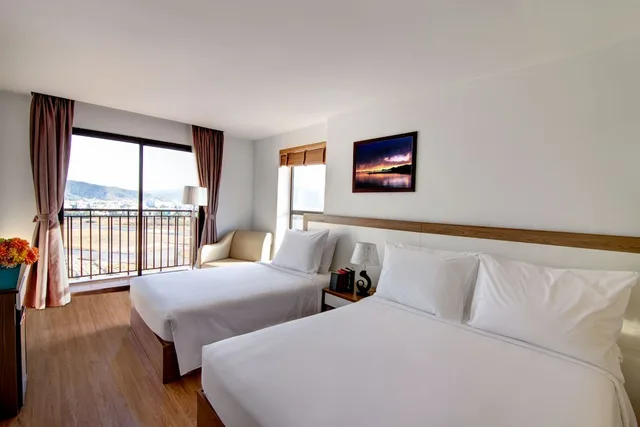 غرفة تنفيذية ثلاثية بسرير كوين وسرير فردي بإطلالة على الجبل بشرفة، An Vista Hotel 2/10