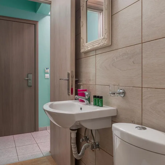 غرفة فاخرة رباعية، Ouzas Hotel 7/10