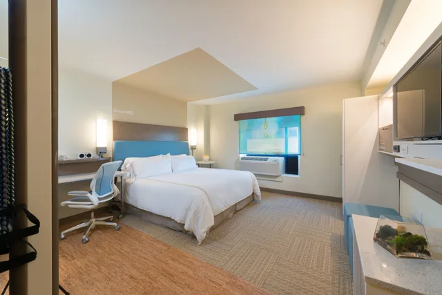 غرفة قياسية بسرير كوين، EVEN Hotel Norwalk 3/5