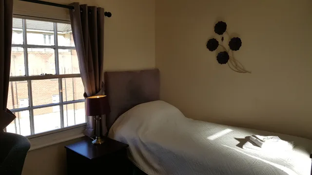 غرفة مفردة، The Edward Hotel 4/15