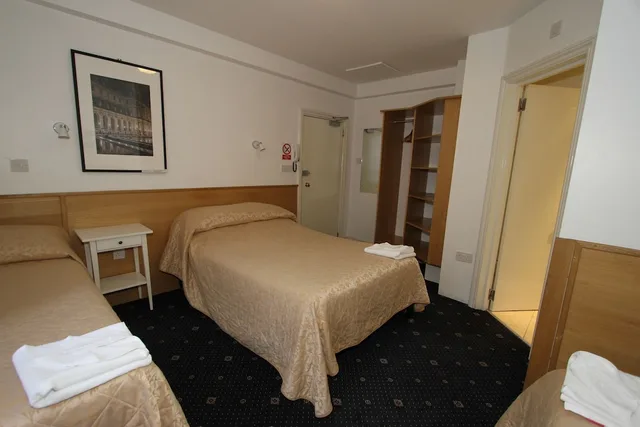 غرفة ثلاثية بسرير مزدوج وسرير فردي، Ridgemount Hotel 5/7
