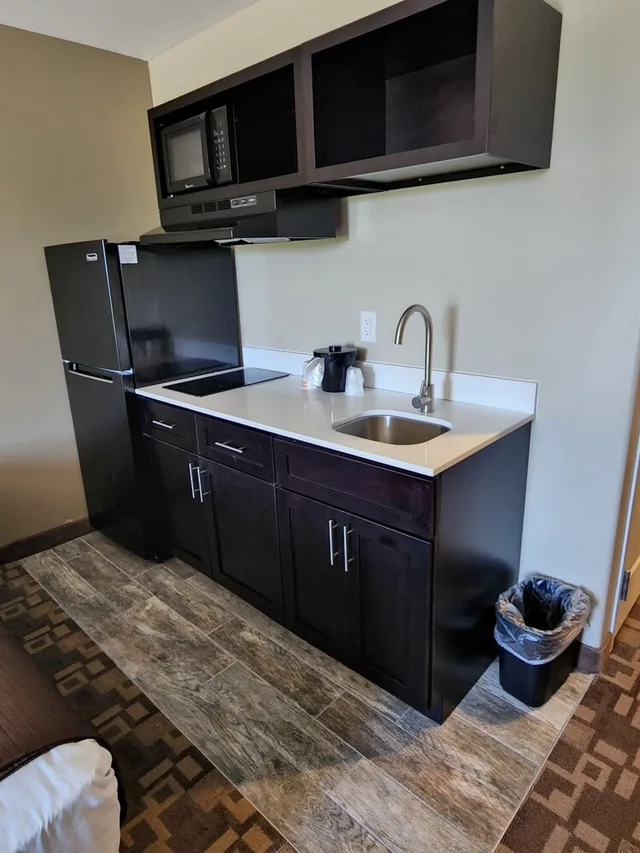 غرفة بسرير كينج بمطبخ صغير، Suburban Studios Berwick - Morgan City 8/8