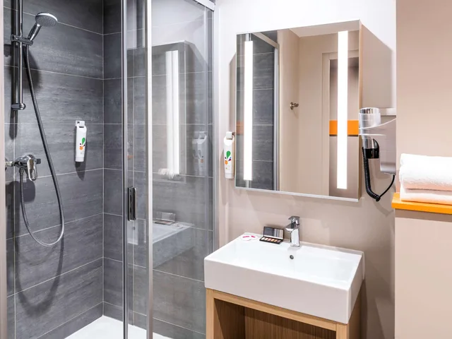 Superior, Double Bed, Eiffel View، Ibis Styles Clamart Gare Grand Paris 2/2