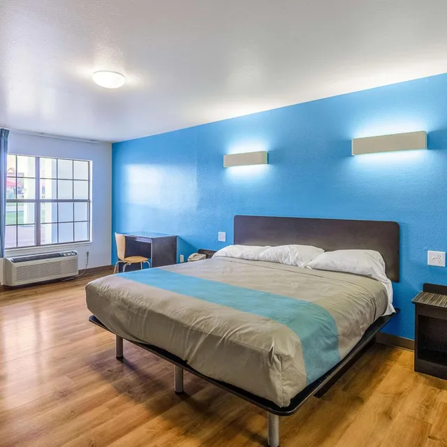 Room, King Bed, Accessible, Motel6 Canton, TX 3/10