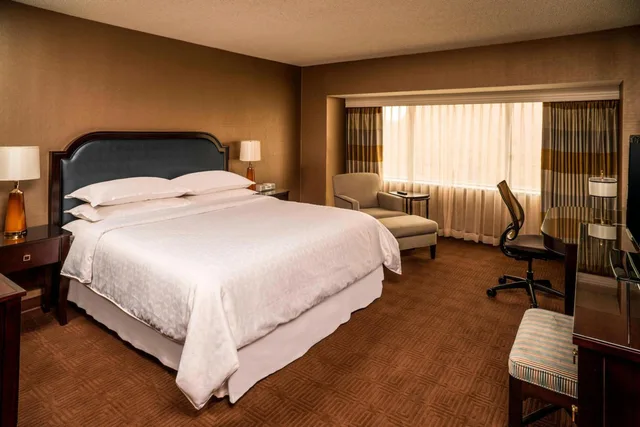 Guest Room, King Bed, Club Floor، The Plaza Hotel Columbus at Capital Square 1/3