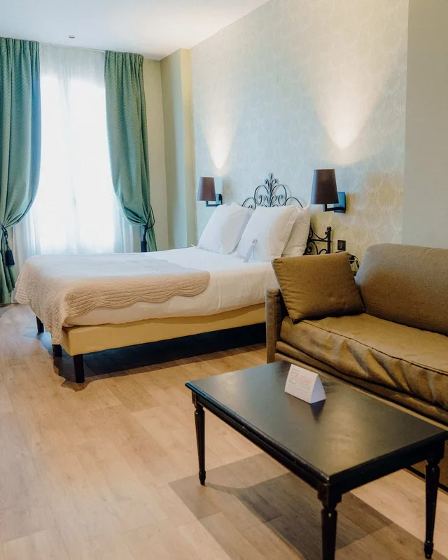 غرفة عائلية بسرير مزدوج مع أريكة، Hotel Le Grimaldi by HappyCulture 8/10