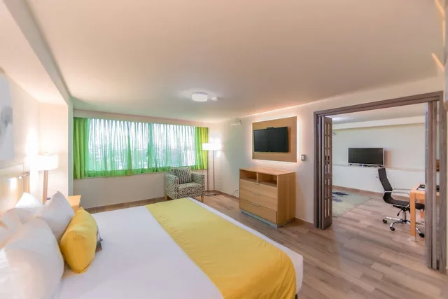 غرفة عائلية بسرير كينج مع أريكة، Hotel La Joya 1/1