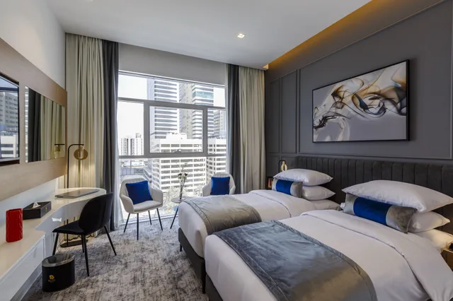 غرفة متصلة تنفيذية بسرير كوين وسريرين منفصلين، Rose Executive Hotel DWTC 1/7