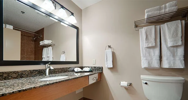 غرفة بسريرين كوين يُسمح فيها بالحيوانات الأليفة، Best Western Plus Chateau Inn Sylvan Lake 2/2