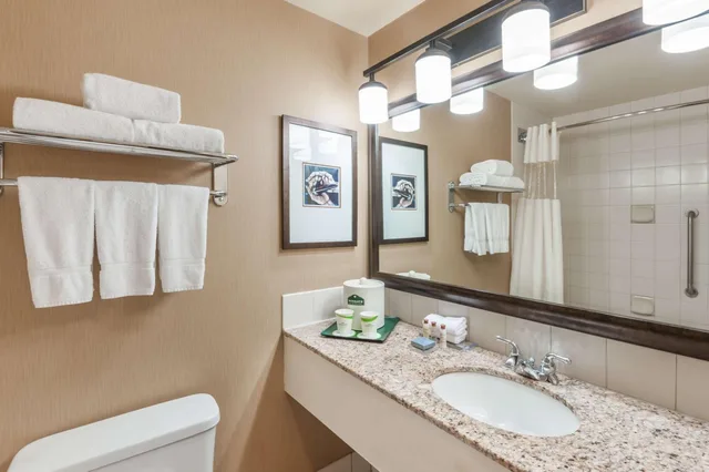 غرفة بسرير كينج وسرير كوين لذوي الإعاقة، Wingate by Wyndham Edmonton West 8/8
