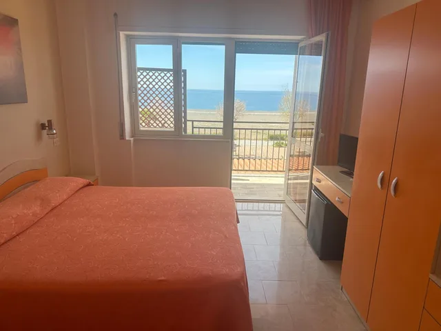 غرفة ثلاثية، Hotel Germania 10/10