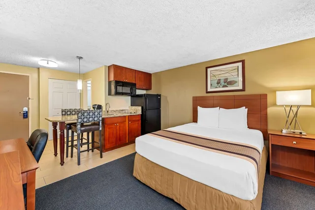 غرفة بسرير كوين بمطبخ صغير، Best Western Cascadia Inn 1/10