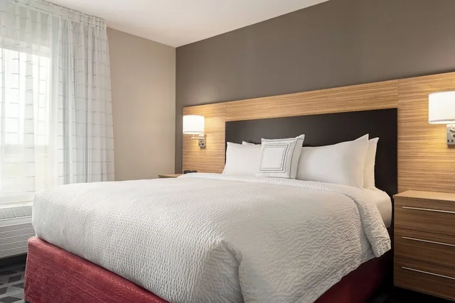 استوديو بسرير كينج مع أريكة لذوي الإعاقة، TownePlace Suites by Marriott Janesville 2/3