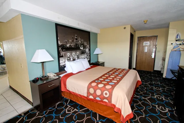 Room, Double Bed, Super 8 By Wyndham Kansas City 8/10