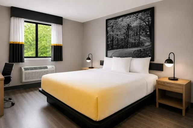 Room, Queen Bed, Super 8 By Wyndham Champaign 2/10