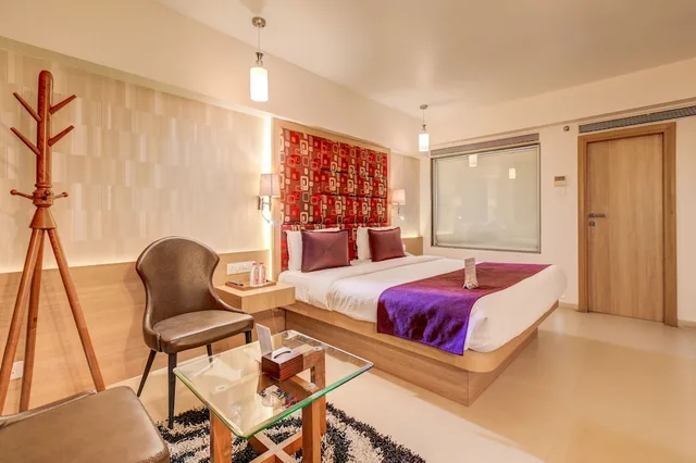 جناح بسرير كوين مع أريكة، The Ssk Solitaire Hotel & Banquets 1/6