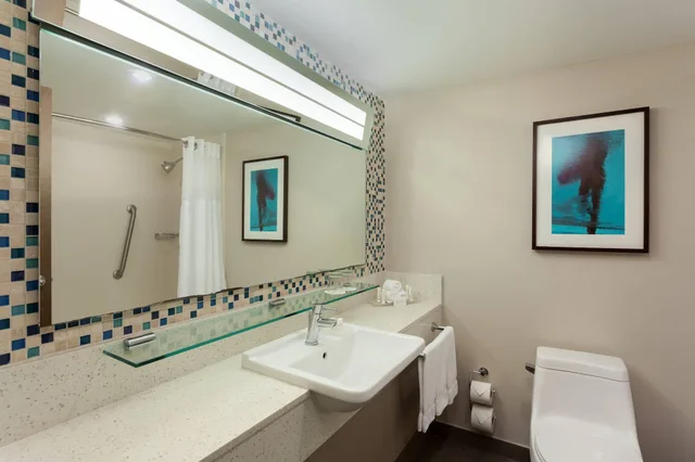 غرفة بسريرين كوين بشرفة بإطلالة جزئية على البحر، Courtyard Isla Verde Beach Resort 4/4