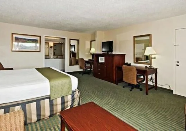 غرفة قياسية بسرير كينج، Clarion Inn Fredericksburg North 3/3