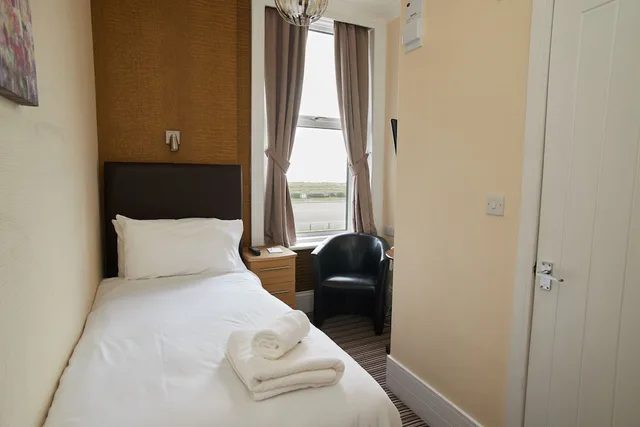 غرفة مفردة، The Palm Court Hotel 7/10