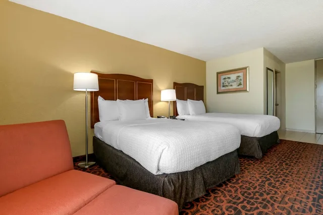 غرفة قياسية بسريرين مزدوجين بشرفة، Best Western Plus North Miami Bal Harbour 7/10