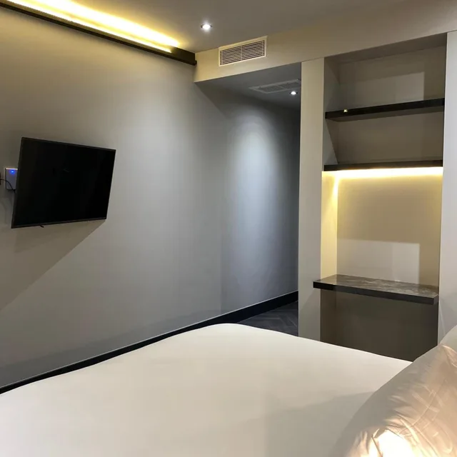 غرفة قياسية كبيرة بسرير مزدوج بشرفة بإطلالة، G Hotel 4/8