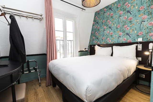 Room, Double Bed, Small, Vintage Paris Gare du Nord 3/10