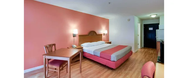 1 King Bed - Mobility Accessible Ri Shower Nsmk، Motel6 Hinesville, GA 1/9