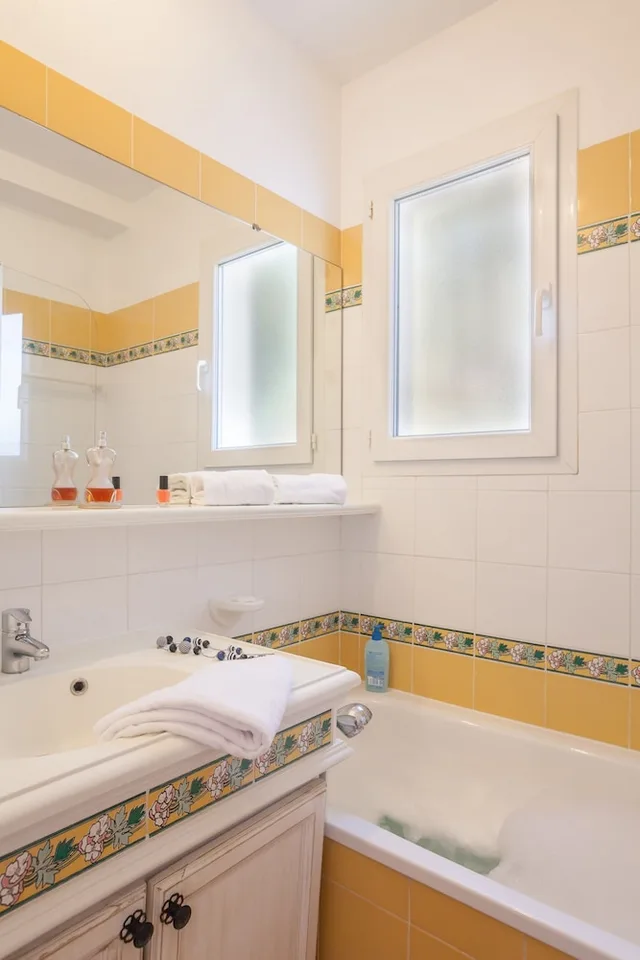 1 Bedroom, Apartment, Double Bed, 2 Sofa, Balcony or Terrace، Maeva Particuliers Les Restanques Du Golfe de Saint Tropez 9/10