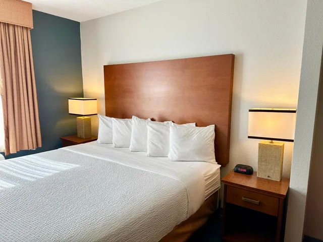 جناح تنفيذي بسرير كينج مع أريكة، La Quinta Inn & Suites by Wyndham Bannockburn-Deerfield 1/8