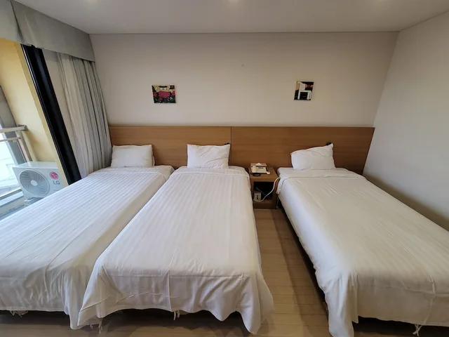 غرفة قياسية ثلاثية بثلاثة أسرّة بحوض استحمام، BK HOTEL JEJU 1/6