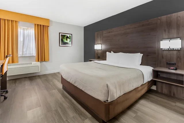غرفة قياسية بسرير كينج، Quality Inn & Suites Raleigh Durham Airport 5/10