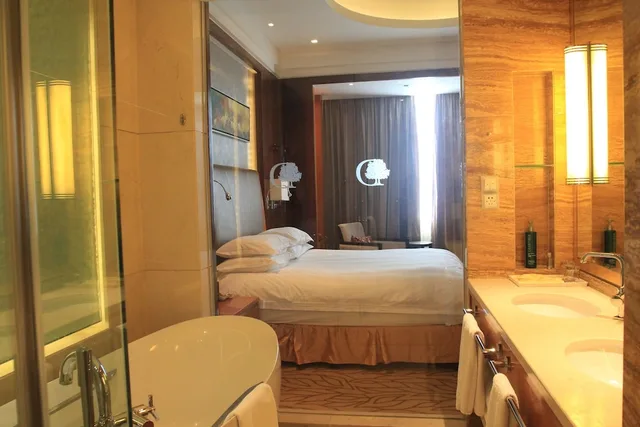 غرفة تنفيذية بسرير كينج مع دخول صالة النادي، Doubletree By Hilton Qinghai Golmud China 4/4
