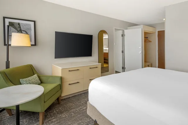 Statesman, Suite, King Bed، DoubleTree by Hilton Hotel Spokane City Center 3/6