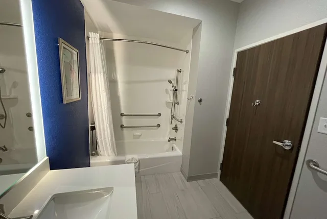 غرفة بسرير كينج لذوي الإعاقة، La Quinta Inn and Suites by Wyndham Valdosta 5/6