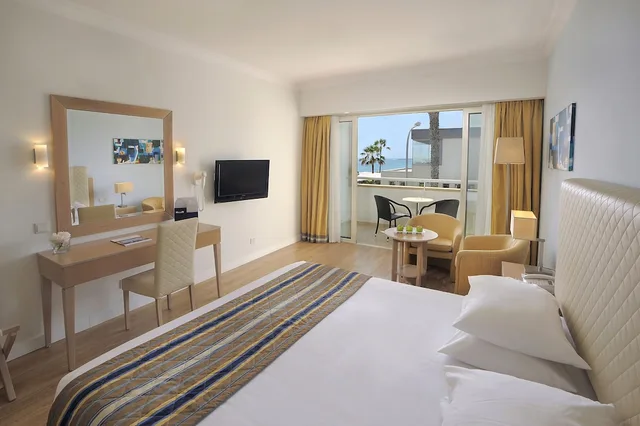 غرفة ديلوكس بسريرين منفصلين بإطلالة جزئية على البحر، Olympic Lagoon Resort Paphos 5/10