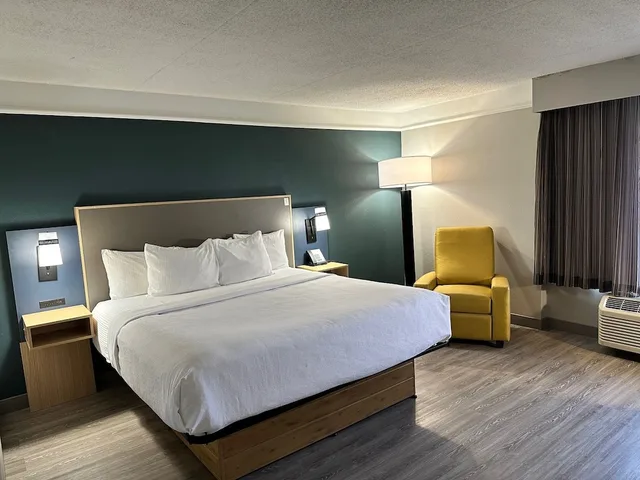 غرفة ديلوكس بسرير كينج، La Quinta Inn & Suites by Wyndham Dallas Arlington South 4/9