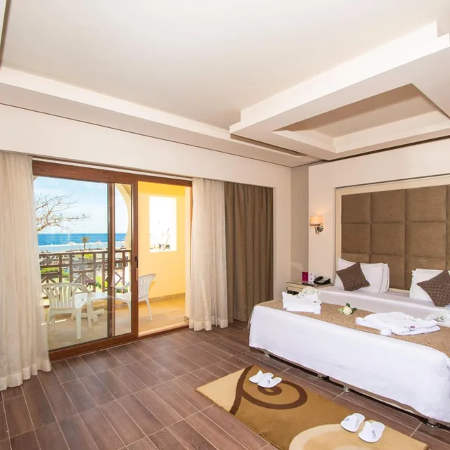 Junior Suite, Deluxe, Beach Front, Sofa، Charmillion Club Resort 2/6