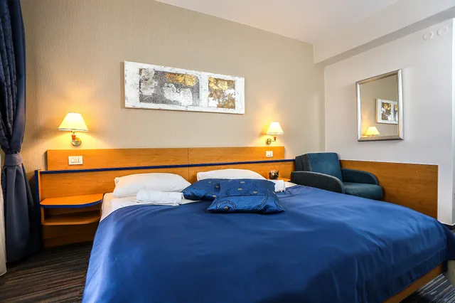 غرفة بسرير مزدوج بشرفة مع أريكة، Hotel Drazica - Hotel Resort Drazica 2/3