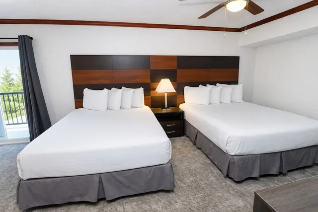 Presidential, Spa, King Bed, 2 Queen Beds, Hot Tub، Chase Suite Hotel Lincoln 1/5