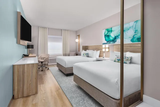 غرفة بسريرين كوين بحوض استحمام لذوي الإعاقة، Wyndham Garden Anna 4/5
