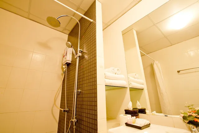 غرفة ديلوكس ثلاثية بسرير كينج وسرير فردي، Sinsuvarn Airport Suite 4/4