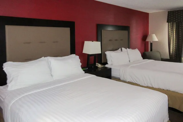 غرفة بسريرين كوين، Comfort Inn Kendallville East, IN 1/1